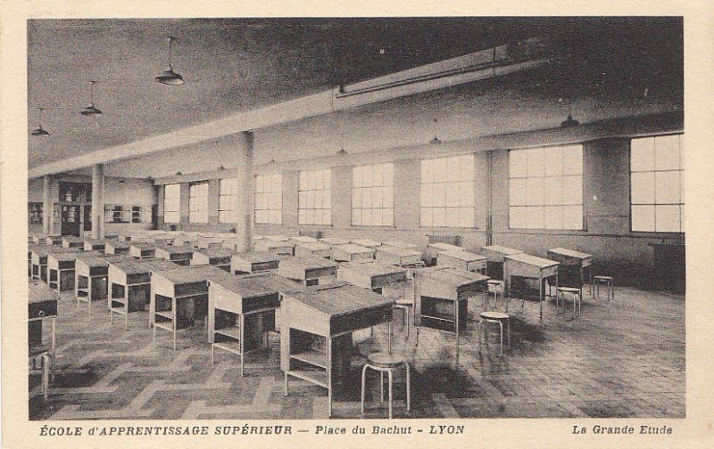 Carte postale ancienne Ecole d'apprentissage supérieur - Place du Bachut - Lyon La Grande Etude à Lyon