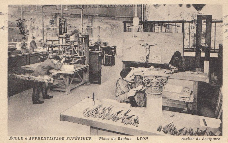 Carte postale ancienne Ecole d'apprentissage supérieur - Place du Bachut - Lyon Atelier sculpture à Lyon