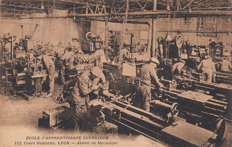 Carte postale ancienne Ecole d'apprentissage supérieur - Place du Bachut - Lyon Atelier mécanique à Lyon