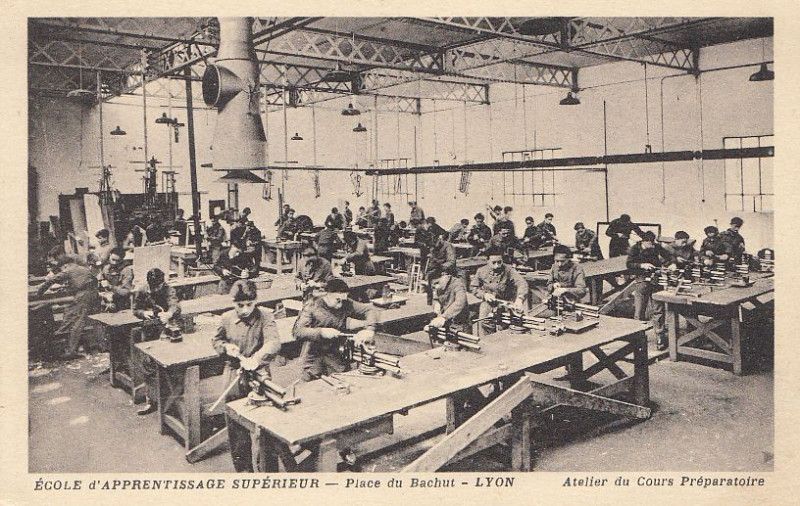 Carte postale ancienne Ecole d'apprentissage supérieur - Place du Bachut - Lyon Atelier cours préparatoire à Lyon