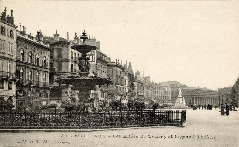 Carte postale ancienne Bordeaux - Allées de Tourny (fontaine) à Bordeaux