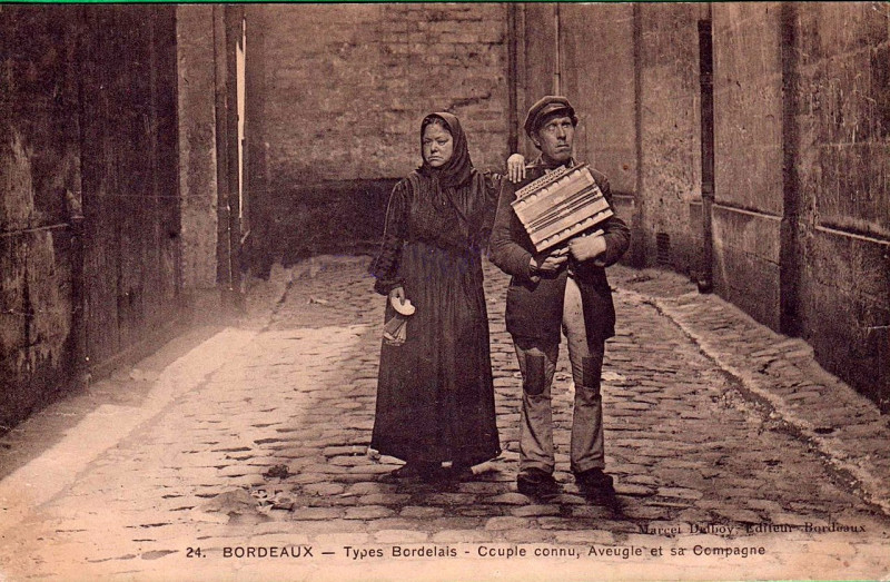 Carte postale ancienne Bordeaux - Types bordelais 24 - Aveugle et sa compagne à Bordeaux