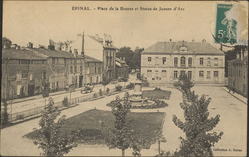 Carte postale ancienne Epinal, Place de la Bourse et Statue de Jeanne d'Arc Cp 0394 Pr à Épinal