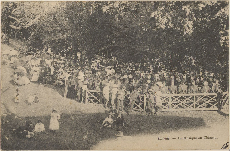 Carte postale ancienne Epinal, La Musique au Château Cp 2299 PsurR à Épinal