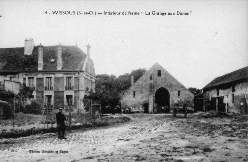 Carte postale ancienne Wissous - Cour de la ferme - Grange aux dîmes