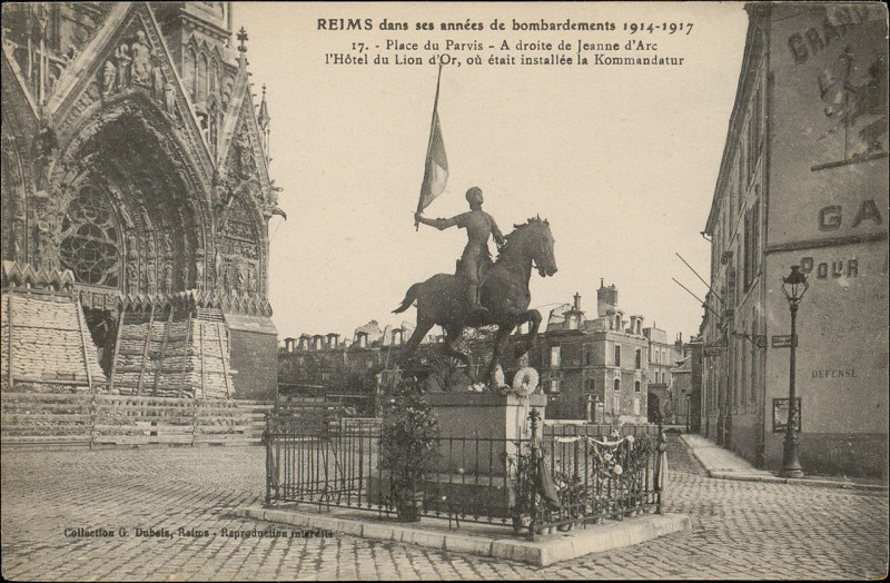 Carte postale ancienne Reims dans ses années de bombardements 1914-1917, Place du Parvis, A droite de Jeanne d'Arc l'Hôtel du Lion d'Or, où était installée la Komandatu