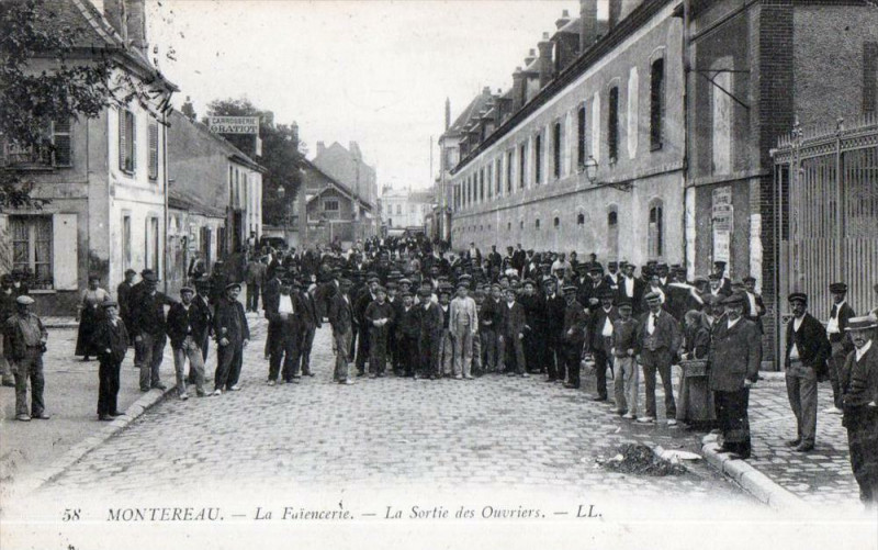 Carte postale ancienne Montereau La Faiencerie La Sortie Des Ouvriers (Belle Cpa Industrie