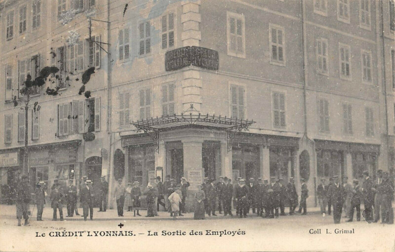 Carte postale ancienne Chambery Le Credit Lyonnais La Sortie Des Employes à Chambéry