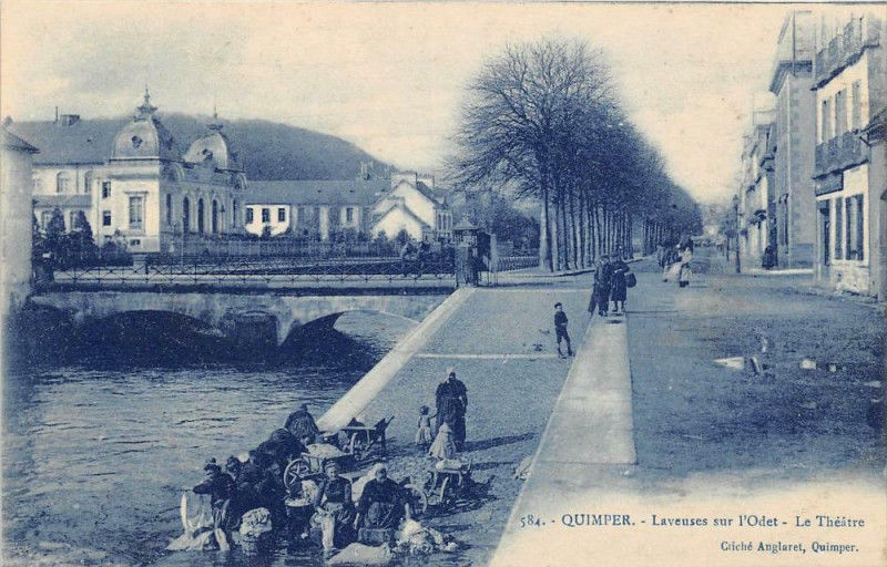 Carte postale ancienne Quimper Laveuses Sur L'Odet Le Theatre à Quimper