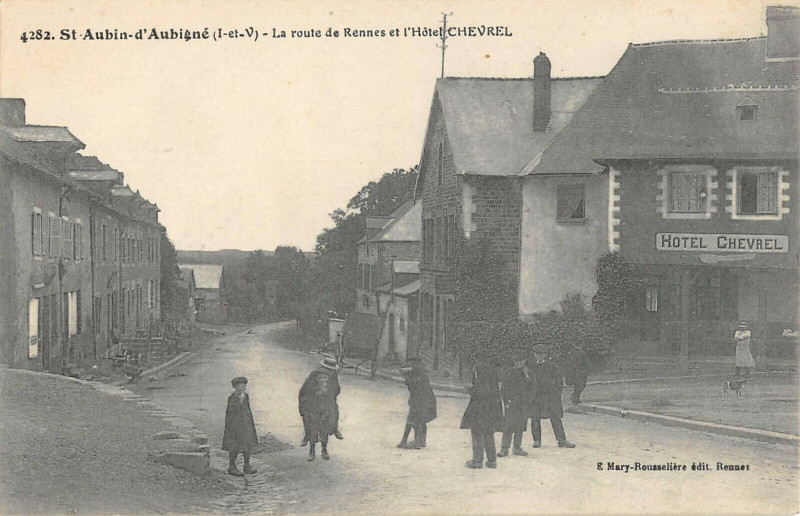 Carte postale ancienne Saint Aubin D'Aubigne La Route De Rennes Et Hotel Chevrel à Rennes