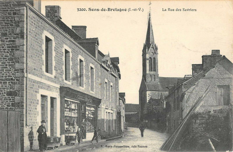 Carte postale ancienne Sens De Bretagne La Rue Des Savriers à Sens-de-Bretagne