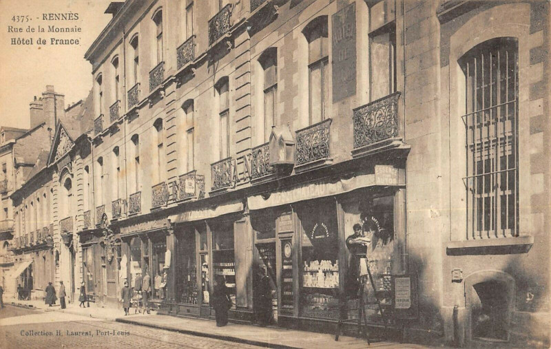 Carte postale ancienne Rennes Rue De La Monnaie Hotel De France à Rennes
