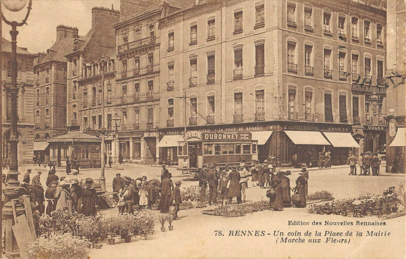 Carte postale ancienne Rennes Un Coin De La Place De La Mairie Marche Aux Fleurs à Rennes