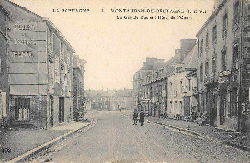 Carte postale ancienne La Grande Rue et l'Hôtel de l'Ouest à Montauban-de-Bretagne