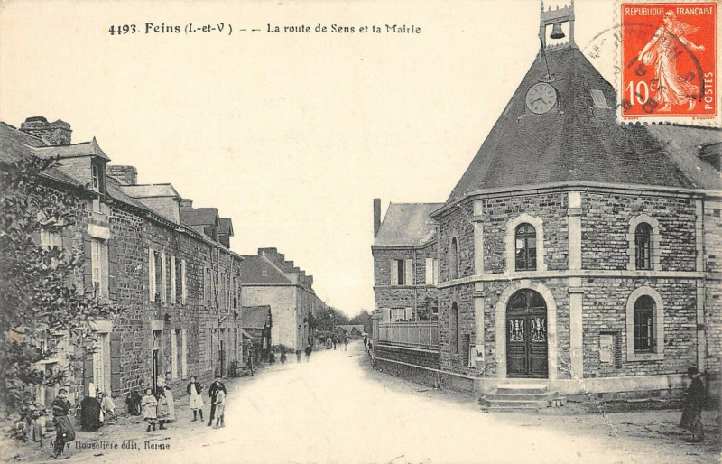 Carte postale ancienne Feins La Route De Sens Et La Mairie à Feins