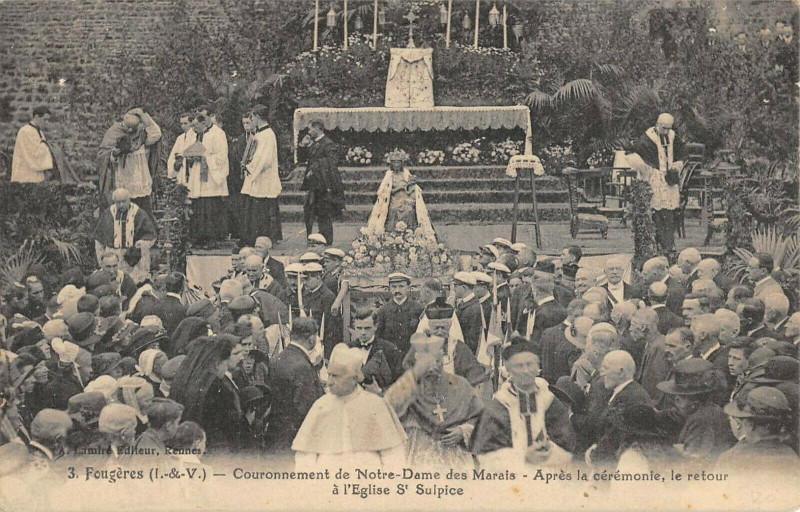 Carte postale ancienne Fougeres Couronnement De N.d.des Marais Apres La Ceremonie à Fougères
