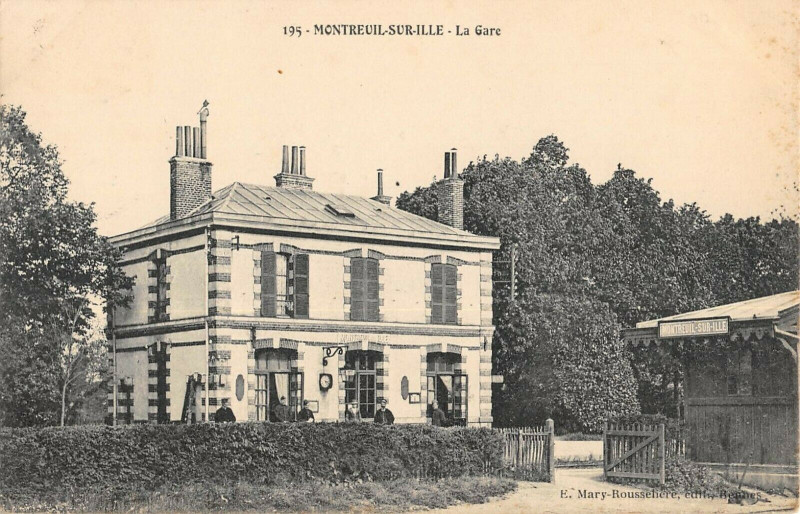 Carte postale ancienne Montreuil Sur Ille La Gare à Montreuil-sur-Ille