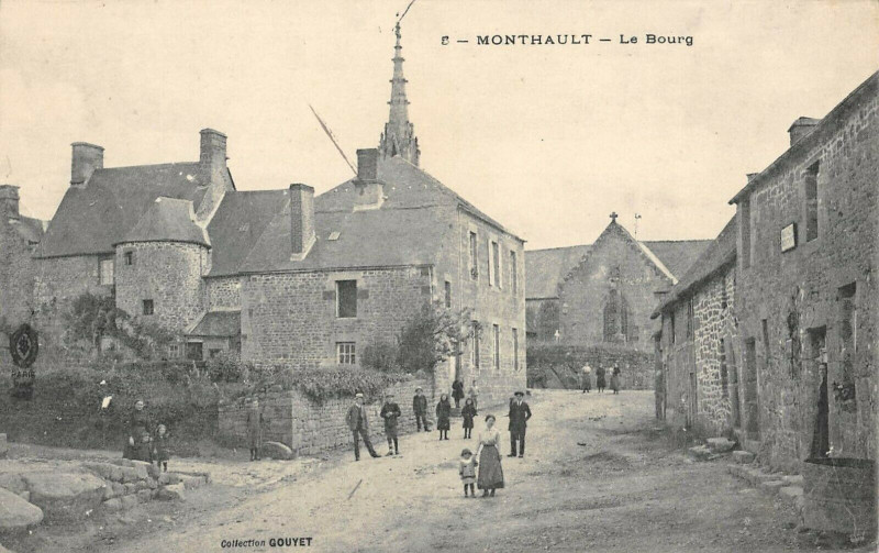 Carte postale ancienne Monthault Le Bourg à Monthault