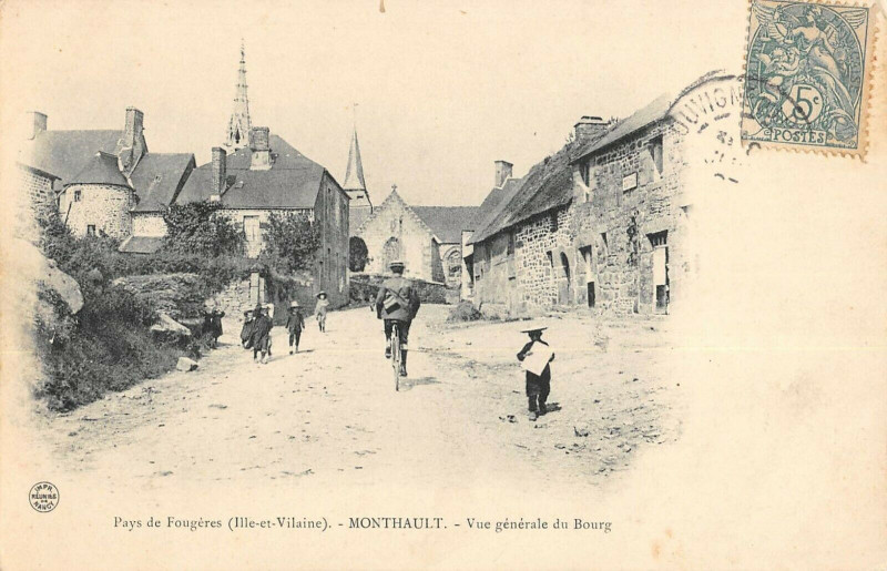 Carte postale ancienne Pays De Fougeres Monthault Vue Generale Du Bourg à Fougères