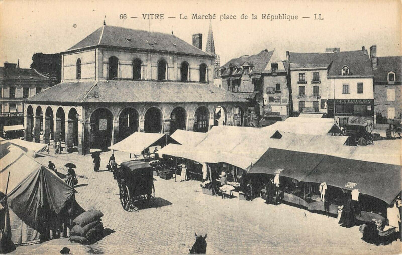 Carte postale ancienne Vitre Le Marche Place De La Republique à Vitré