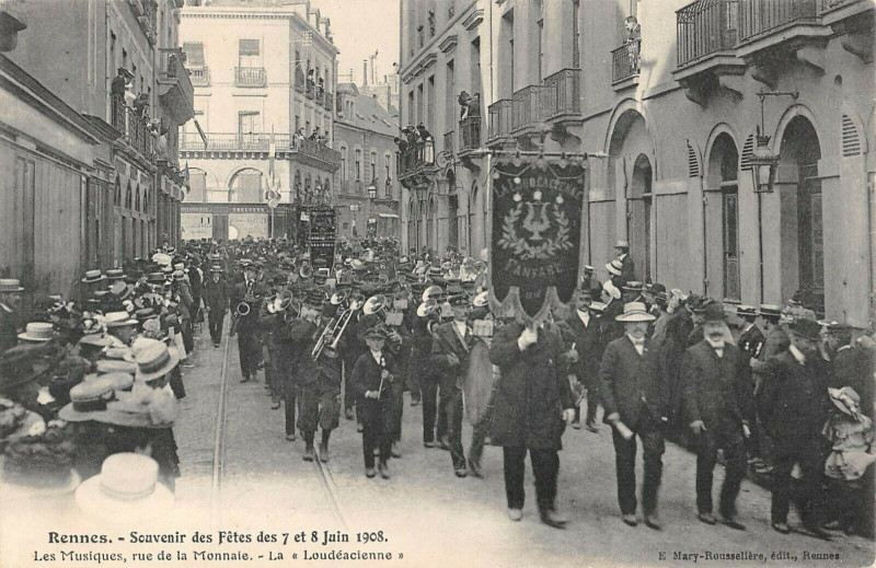 Carte postale ancienne Rennes Souvenir Fetes De 1908 Les Musiques Rue De La Monnaie Loudeacienne à Rennes
