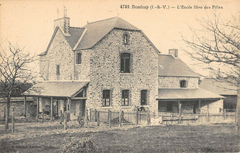Carte postale ancienne Domloup L'Ecole Libre Des Filles à Domloup