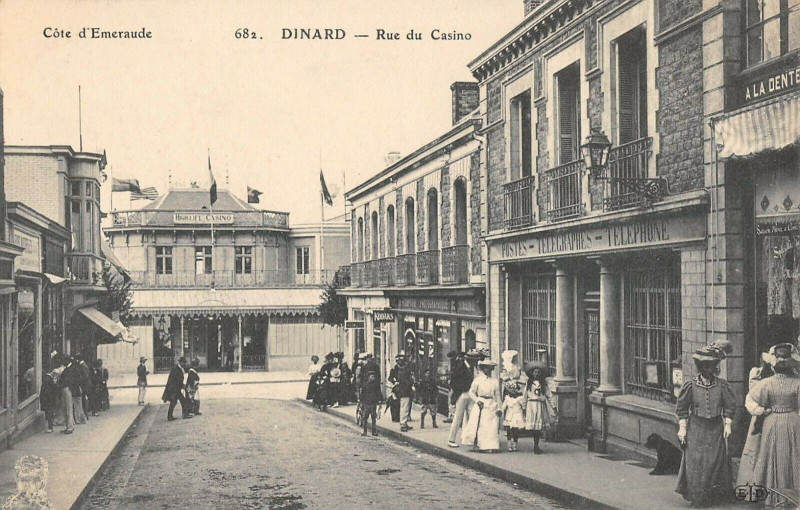 Carte postale ancienne Dinard Rue Du Casino à Dinard
