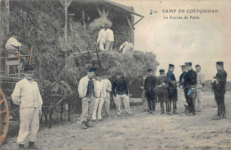 Carte postale ancienne Camp Coetquidan La Corvee De Paille