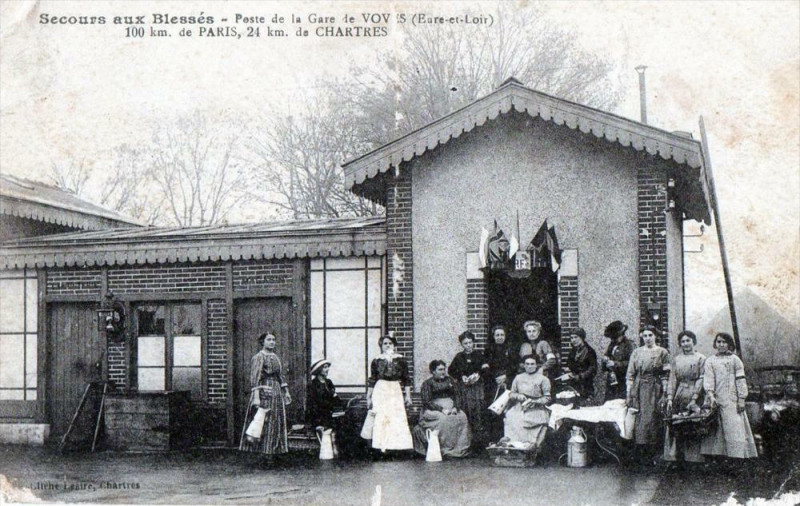 Carte postale ancienne Secours Aux Blesses Poste De La Gare De Voves (cpa animée)