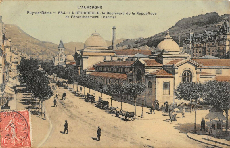 Carte postale ancienne La Bourboule Le Boulevard De La Republique Etablissement Thermal à La Bourboule