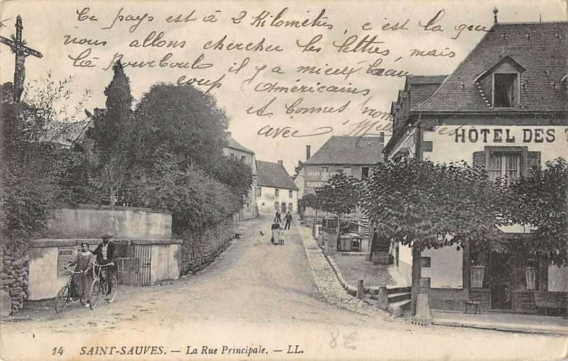 Carte postale ancienne Saint Sauves La Rue Principale