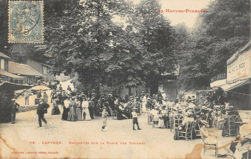Carte postale ancienne Capvern Baigneurs Sur La Place Des Thermes à Capvern