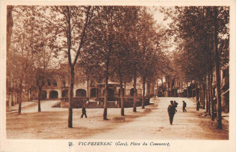 Carte postale ancienne Vic Fezensac Place Du Commerce à Vic-Fezensac