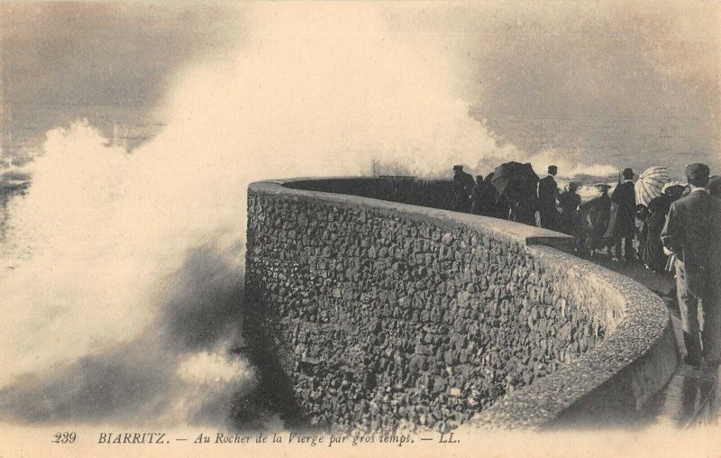 Carte postale ancienne Biarritz Au Rocher De La Vierge Par Gros Temps à Biarritz