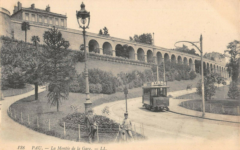 Carte postale ancienne Pau La Montee De La Gare à Pau