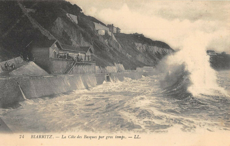 Carte postale ancienne Biarritz La Cote Des Basques Par Gros Temps à Biarritz