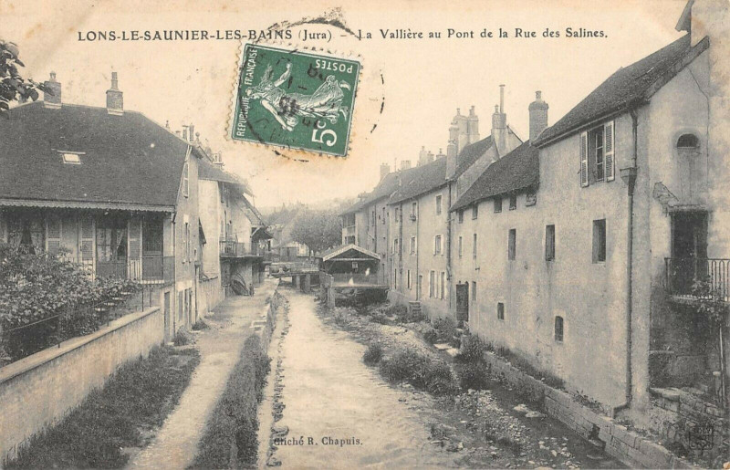 Carte postale ancienne Lons Le Saunier Les Bains La Valliere Au Pont De La Rue Des Salines à Lons-le-Saunier
