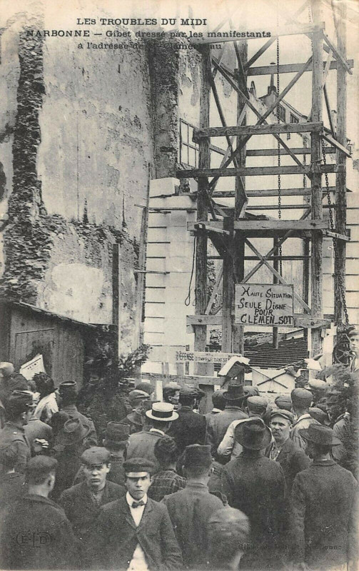 Carte postale ancienne Narbonne Troubles Midi Gibet Dresse Par Les Manifestants à Narbonne
