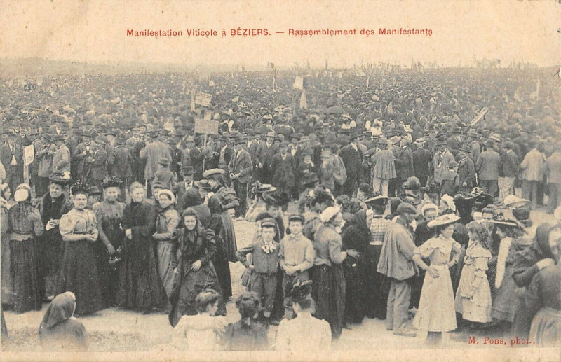 Carte postale ancienne Manifestation Viticole A Beziers Rassemblement Des Manifestants à Béziers