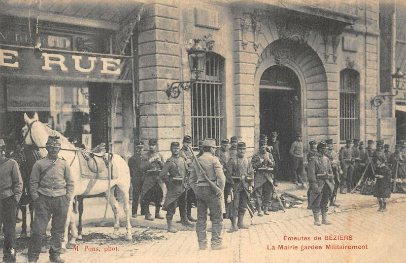 Carte postale ancienne Emeutes De Beziers La Mairie Gardee Militairement à Béziers