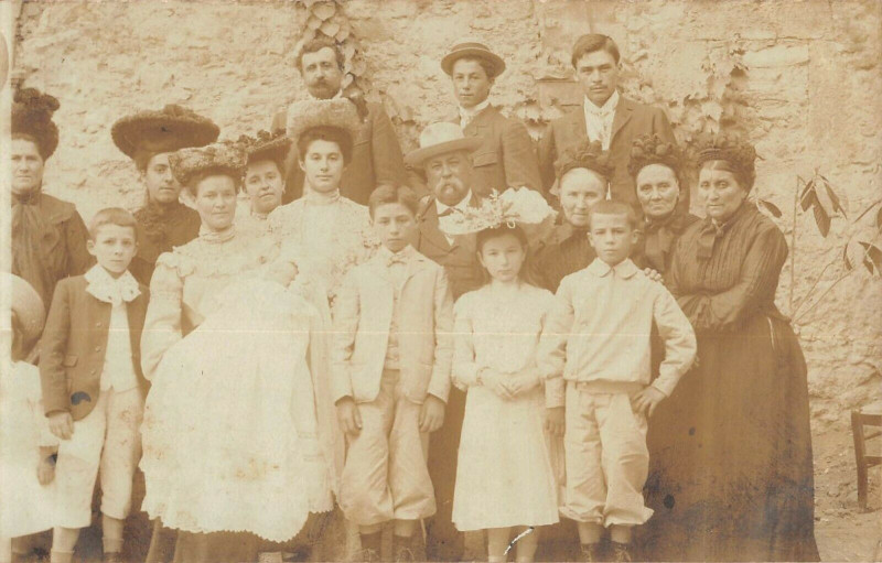 Carte postale ancienne Carte Photo d'une Famille à Nissan-lez-Enserune