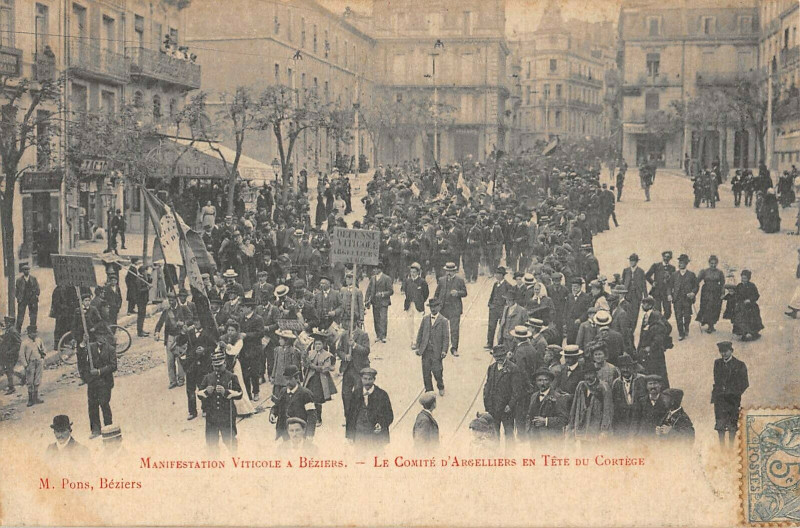 Carte postale ancienne Manifestations Viticoles A Beziers Le Comite D'Argelliers En Tete Cortege à Béziers