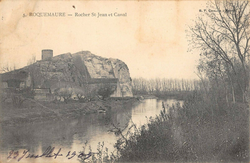 Carte postale ancienne Roquemaure Rocher Saint Jean Et Canal à Roquemaure
