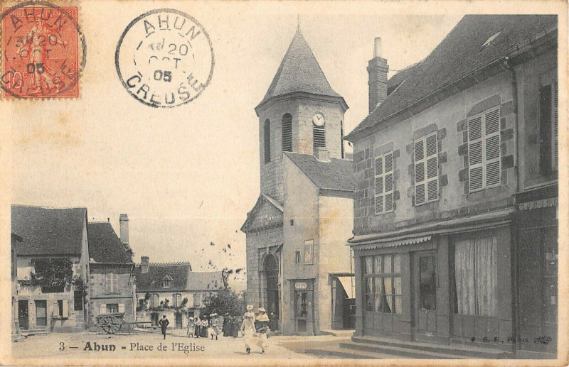Carte postale ancienne Ahun Place De L'Eglise à Ahun
