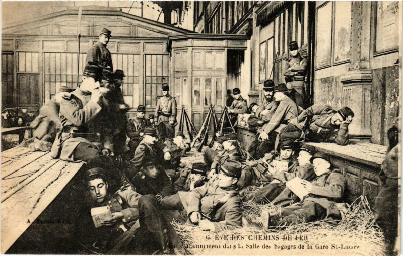Carte postale ancienne Paris Greve des Chemins de Fer. Gare Saint-Lazere Salle es bagages à Paris