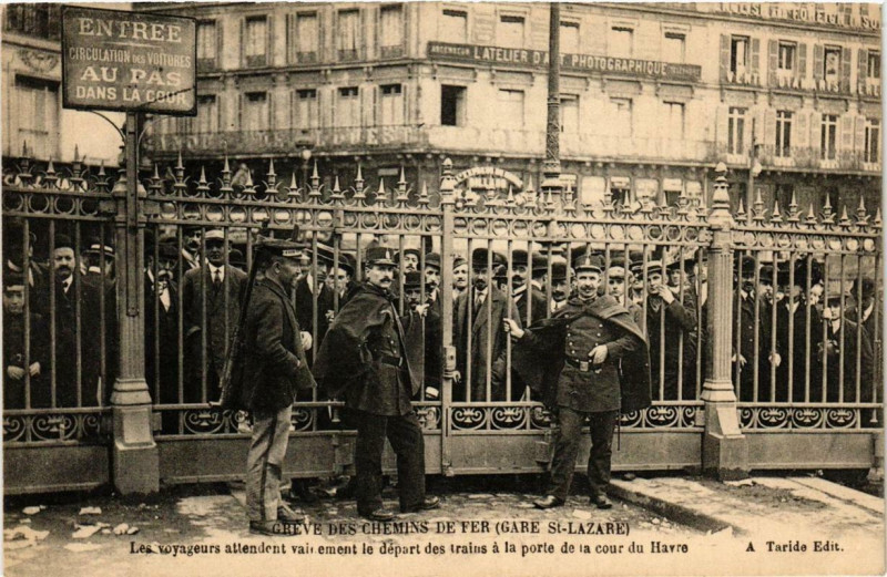 Carte postale ancienne Paris Greve des Chemins de Fer. Gare Saint-Lazere les voyageurs à Paris
