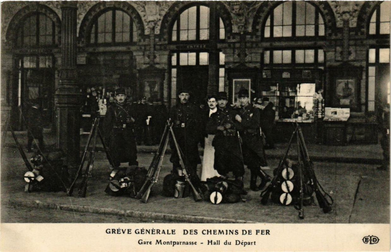 Carte postale ancienne Grève générale des Chemins de Fer - Gare Montparnasse - Hall du Départ à Paris 15e