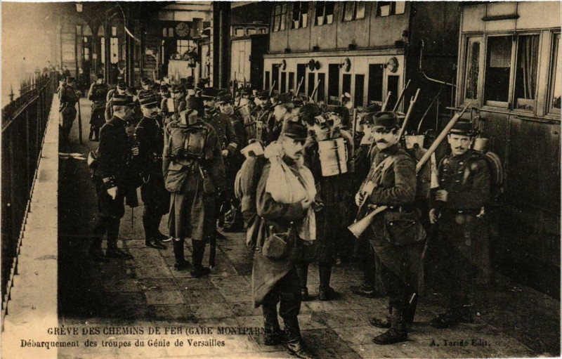 Carte postale ancienne Grève des Chemins de Fer (Gare Montparnasse) - Débarquement des troupes du Génie de Versailles à Paris 15e