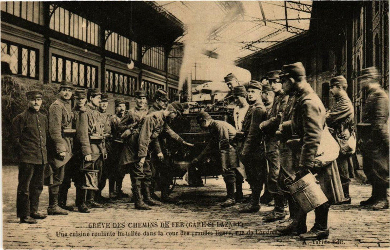 Carte postale ancienne Grève des Chemins de Fer (Gare Saint-Lazare) - Une cuisine roulante installée dans la cour des grandes lignes à Paris 8e