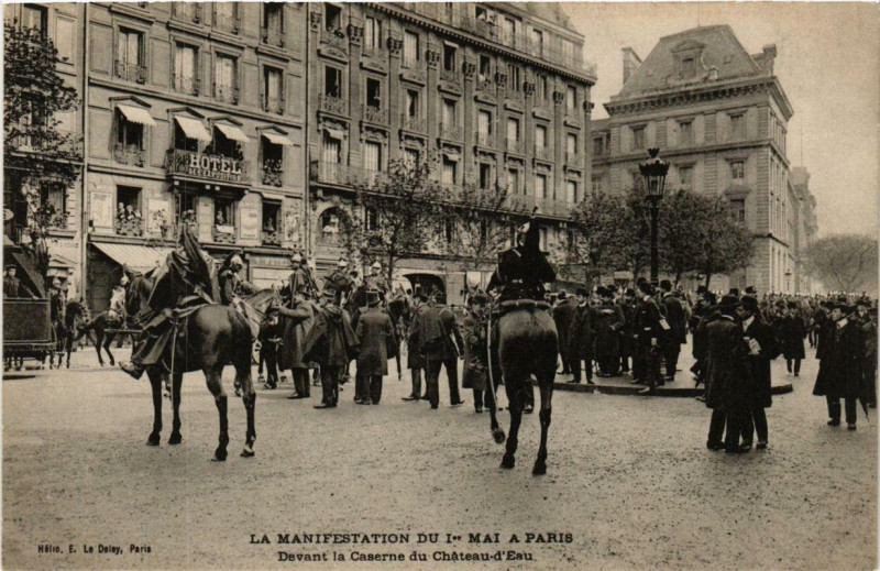 Carte postale ancienne Paris Manifestation 1er Mai. devant Caserne Chateau d'Eau à Paris